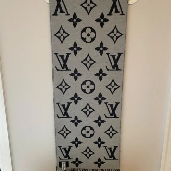 NEW & RARE Black Louis Vuitton Simply Scarf - original packaging